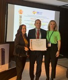 <div class=lightGallery-captions><p>Imagen que muestra la participación de umivale Activa en el Congreso SESST año 2024 donde resultó premiado en la en la categoría Trabajos en Salud Laboral y y Prevención de Riesgos, modalidad a mejor vídeo</p><p>Premio SESST 2024, en la categoría Trabajos en Salud Laboral y Prevención de Riesgos A propuesta del Comité Científico de Premios de la Sociedad Española de Salud y Seguridad en el Trabajo, el vídeo de Umivale Activa sobre la campaña de seguridad vial “Ergonomía y posición correcta al volante” ha recibido el Premio SESST 2024 en su categoría ``Trabajos en Salud Laboral y Prevención de Riesgos``. </p><h4>Material cedido por 003 - UMIVALE ACTIVA</h4><span>24/05/2024</span></div>